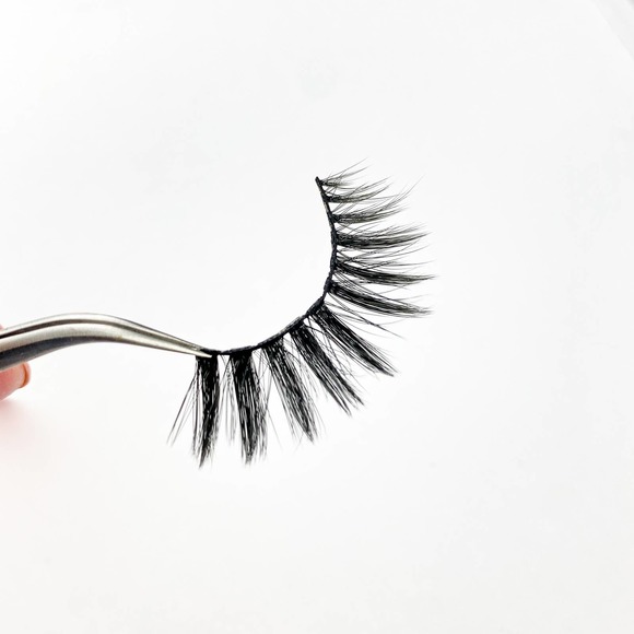 Tina T Bold Glam Volume Instagram False Eyelashes - Picture 10 of 11